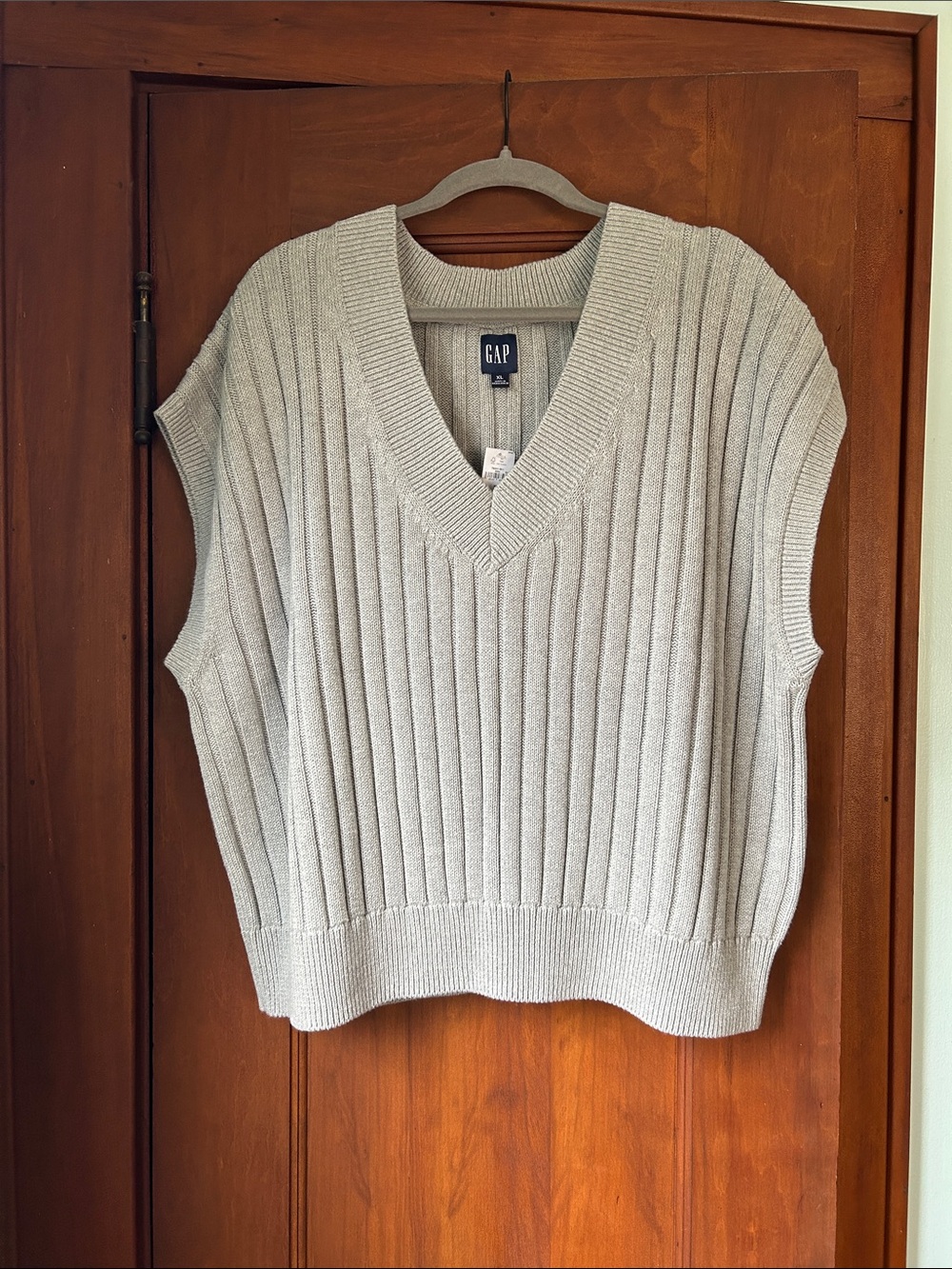 GAP Women's Ribbed V-Neck Sleeveless Sweater Vest - Light Gray